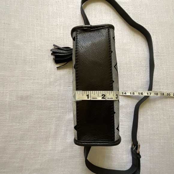 •Isabella Fiore Leather Suede Black And White Tribal Print Zip Crossbody NWT - Picture 8 of 16